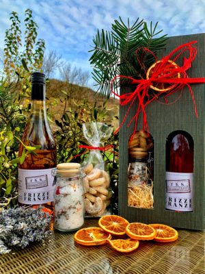 Geschenkebox mit Bio Rosé Frizzante, Badesalz mit Blüten und selbstgemachten Vanillekipferl