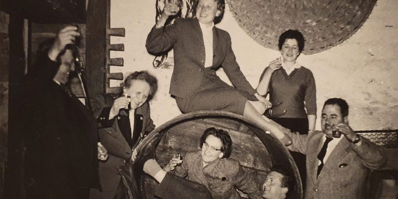 Weinverkostung im Weinkeller (1958)